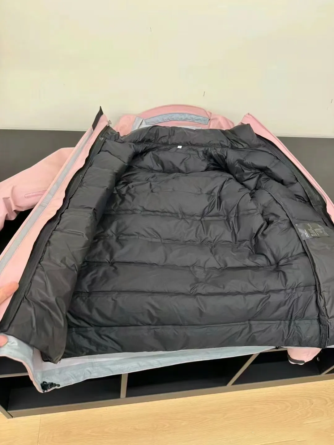 ： Pink Pink Size S～XXL Black Size S～3XL Size：S M L XL XXL 3XL ！ ！ logo ！ BETA LT Series！ARC‘TERYX BETA LT GORE-TEX Jacket-Men's 26844 （Yb 3D ， Tri-Durance ， ） Factory 📃 #26844 ， YKK ， ， ， 。 Beta LT ， 。 bluesign@ N 3LGORE-TEX ， Wear-Resistant， 、 Breathable， 。 Storm Hood ， Water Tight ， ， ， 。 ，VISLON ， Velcro ， Zip-in， ARC TERYX BETA： 。 LT ： ， Wear-Resistant。 GORE-TEX： 、 、Breathable 。 BRTA LT Arc’teryx ， ， ， 。
